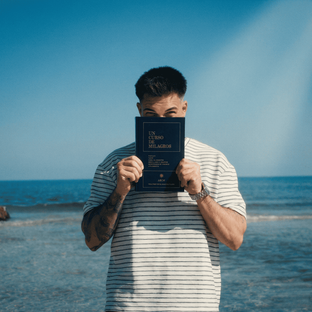 Marc con el libro de Un Curso de Milagros