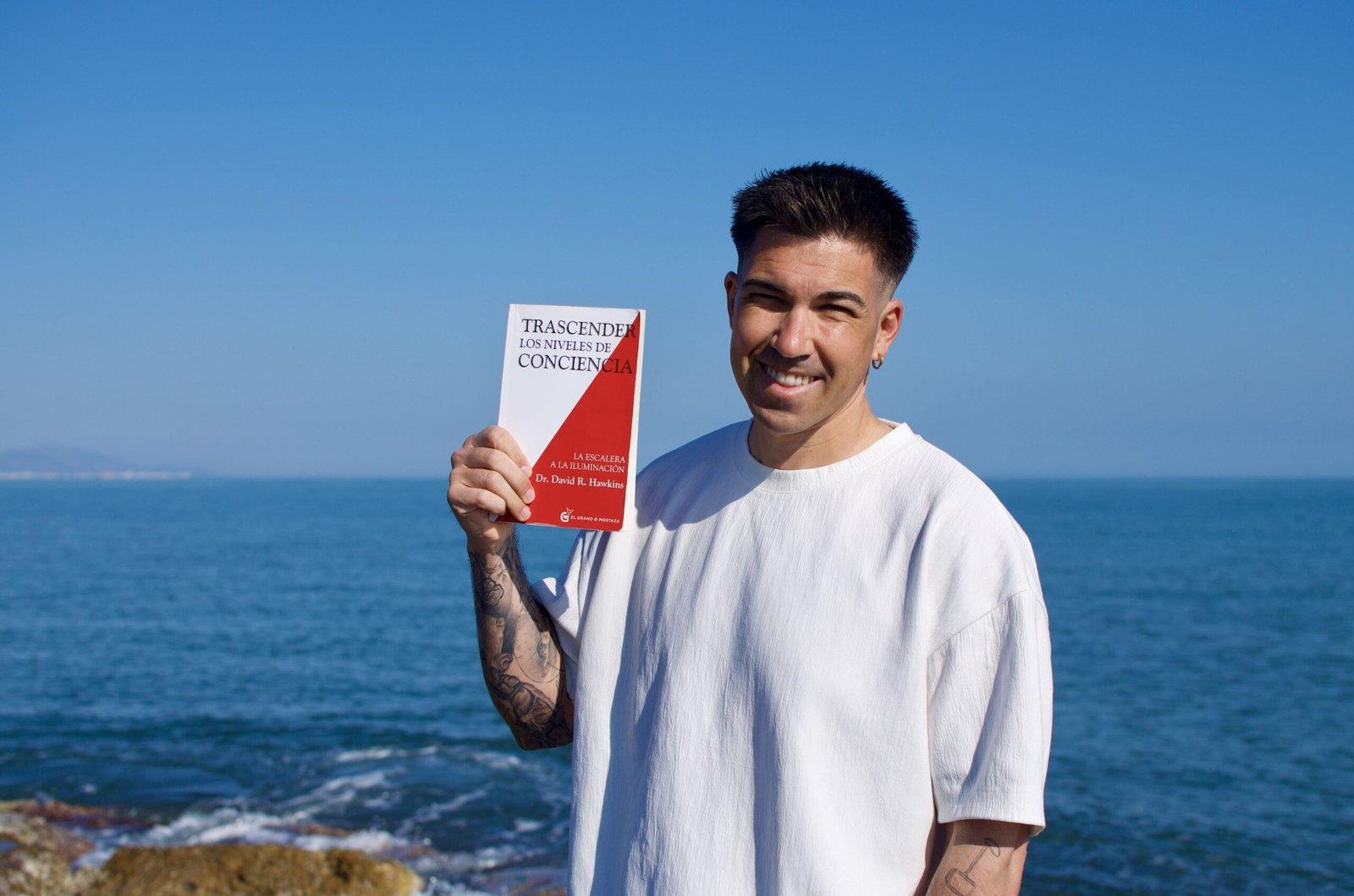 Marc con el libro de David R. Hawkins