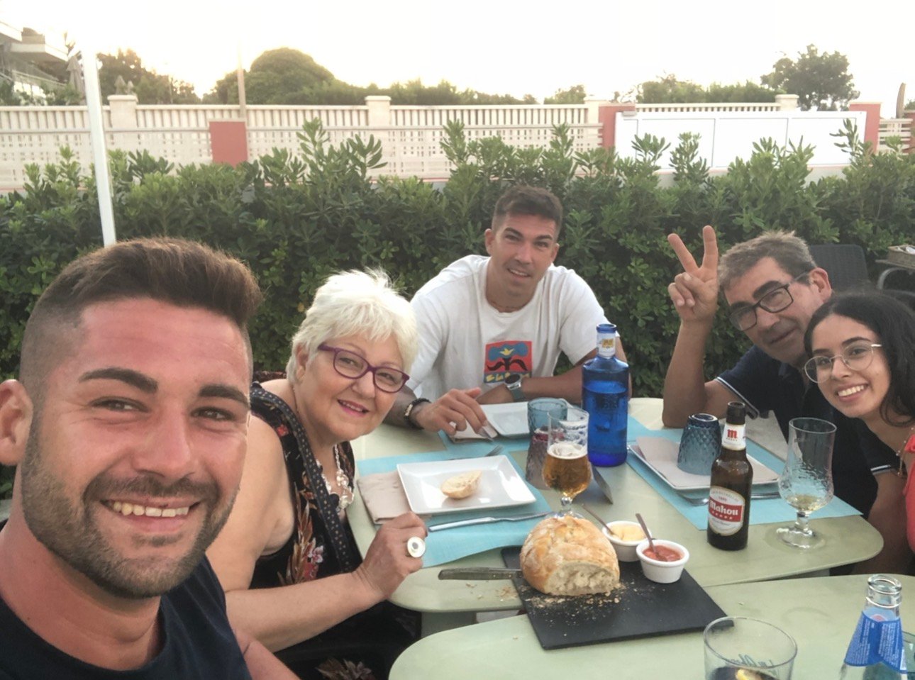 Marc cenando con su familia