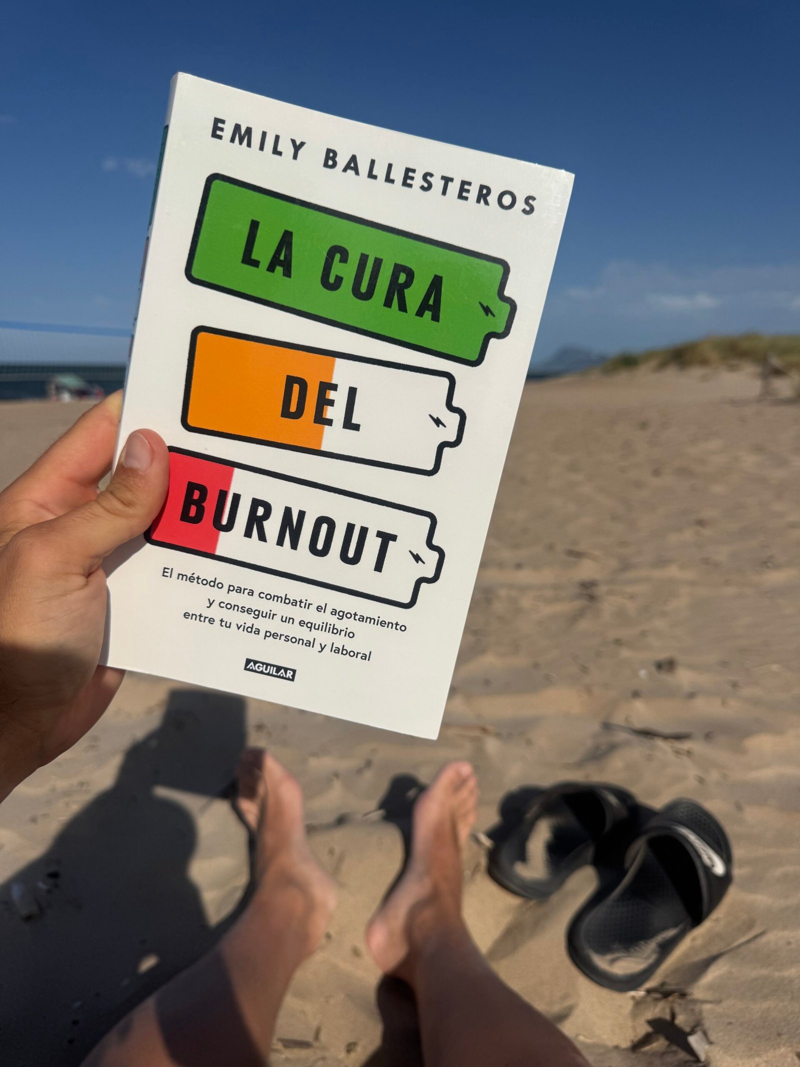 Marc con el libro La cura del burnout