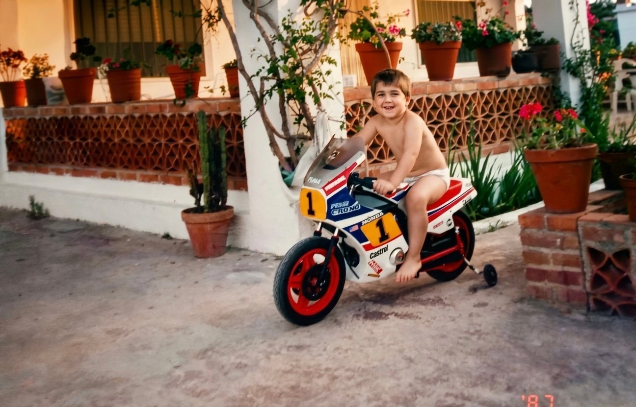 Marc de pequeño con una moto de juguete